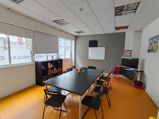 Geschäftsraum in Avenida dos mallos 24. Bajo acondicionado, impecable con mucha fachada.