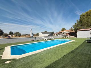 Chalet en Estremera. Impresionante chalet con 3.000 m2 de terreno