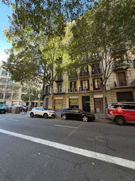 Foto ccb904c3-7253-4dd4-a3ae-3abb810ea9a7. Local comercial a carrer d'entença 33 a Sant Antoni Barcelona