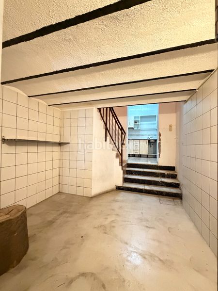 Foto d1fa129a-e348-4c2d-b125-8428a00732cd. Local comercial a carrer d'entença 33 a Sant Antoni Barcelona