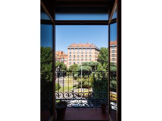 Etagenwohnung  Calle toledo. Vivienda exterior con ascensor en finca histórica junto a puerta