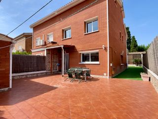 Maison jumelée à Sant Vicenç Platja. Casa pareada con jardín cerca de la playa y de todos los servici