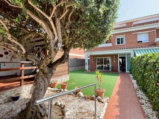 Doppelhaus in Sant Vicenç Platja. Casa pareada con jardín cerca de la playa y de todos los servici