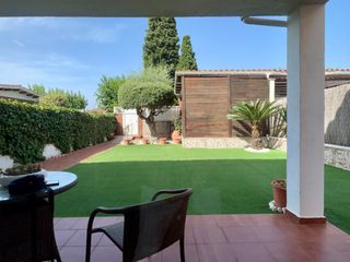 Towny house in Sant Vicen� Platja. Casa pareada con jard�n cerca de la playa y de todos los servici