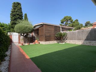Doppelhaus in Sant Vicen� Platja. Casa pareada con jard�n cerca de la playa y de todos los servici