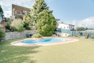 Casa en Lliçà d´Amunt. Casa independiente con jardín, piscina y vistas al montseny