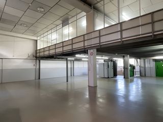 Location Bâtiment à usage industriel à Nucli Urbà. Nave industrial de 500 metros más altillo de 300