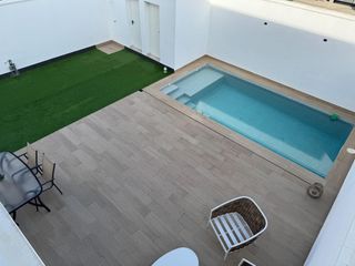 Casa pareada en Entrenúcleos. Casa pareada con piscina privada  entrenúcleos, dos hermanas