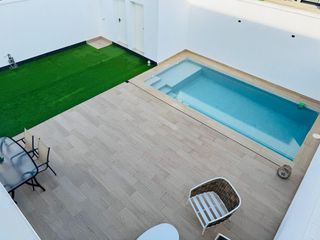 Casa aparellada a Entrenúcleos. Casa pareada con piscina privada  entrenúcleos, dos hermanas