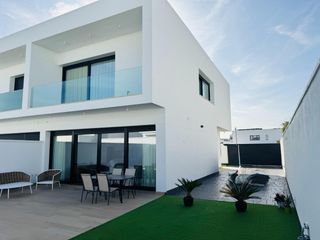 Doppelhaus en Entren�cleos. Casa pareada con piscina privada  entren�cleos, dos hermanas
