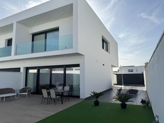 Casa pareada en Javier imbroda ortiz 7. Lujo y exclusividad, chalet en entrenúcleos  dos hermanas!