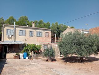 Casa en Pozohondo. Interesante casa en venta en nava de abajo con garaje y nave ind
