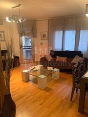Pis en El Pilar. Se vende vivienda seminueva con garaje incluido, en zona feria.