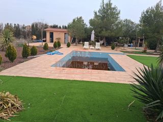 Chalet en Feria. Se vende excelente parcela, suelo rustico en ctra de jaen.