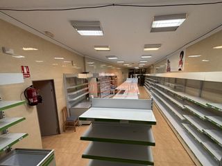 Business premise in Barrax. En venta o alquiler local comercial con almacen y cochera en bar