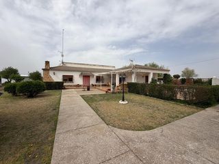 Chalet in Pedanías - Extrarradio. Impresionante chalet en albacete con amplios espacios y jardín f