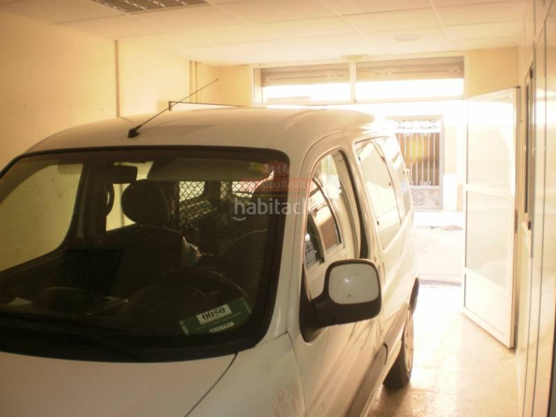 Foto bdfc5e6a-3389-45ed-a334-517ae87b6e48. Alquiler local comercial se alquila local comercial 100 m2 zona Industria con tres despachos. en Albacete