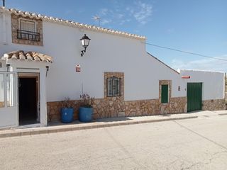 Casa en Lezuza. Oportunidad! casa de pueblo en pedania con gran patio y huerto