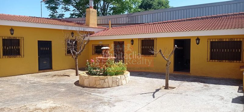 Foto 24936f92-c9a3-4d5a-a777-c62f2046f155. Casa amb aparcament piscina a La Milagrosa Albacete