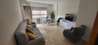 Rent Flat in Feria. Se alquila pisazo de 4 dormt. y 2 baños en la plaza periodista a