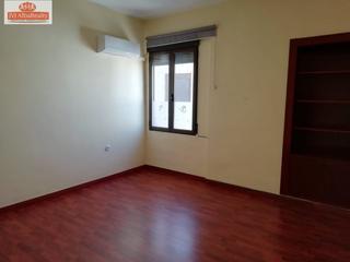 Lloguer Oficina a Centro. Se alquila oficina con tres despachos y aseo