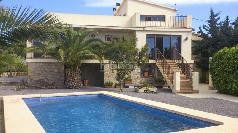 Foto 880d20bd-7d8c-4149-aacc-eafc63c9a8e5. Chalet with pool in Urbanizaciones Benidorm