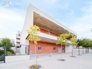 Edificio en Tempranales. Edificio de uso mixto