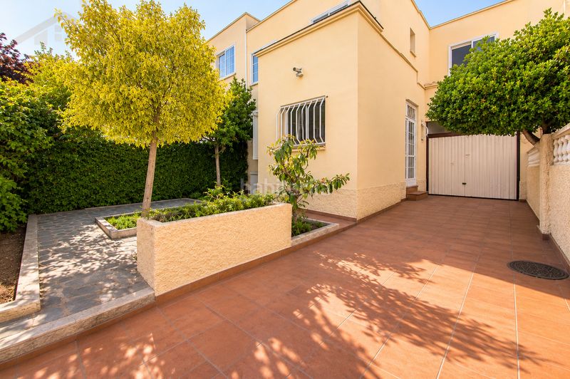 Foto 1d51d7c3-887e-46a1-8c3d-6c6dd14d0b8f. Casa a schiera con camino riscaldamento in Rosa de Luxemburgo San Sebastián de los Reyes