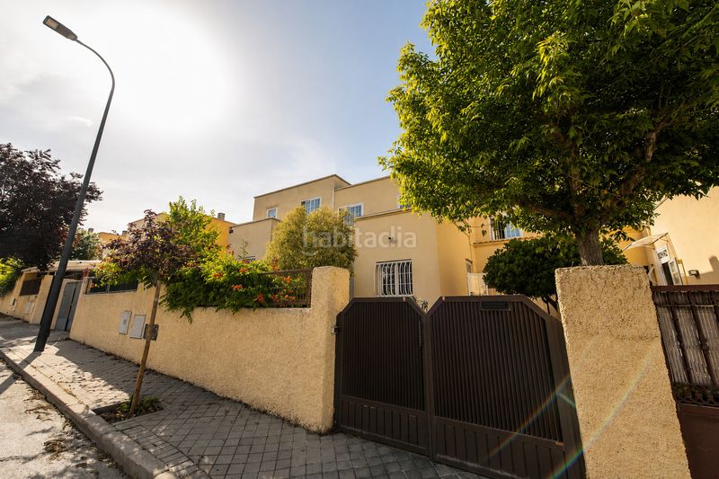Foto 51ed75a8-8515-46c2-a934-cef053f70125. Casa a schiera con camino riscaldamento in Rosa de Luxemburgo San Sebastián de los Reyes