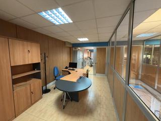 Nau industrial  Carrer de les roquetes. Nave - oficinas especatulares - muelle de carga