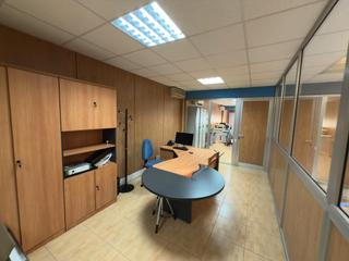 Miete Fabrikhalle  Carrer de les roquetes. Almacen oficinas muelle de carga