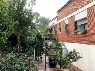 Maison à Corbera de Llobregat. Amplia vivienda de tres plantas con posibilidad de adaptarla com