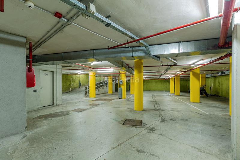 Foto f441c618-ff30-453b-879b-b0779e2ecec9. Parking voiture dans diagonal 84 dans Provençals del Poblenou Barcelona