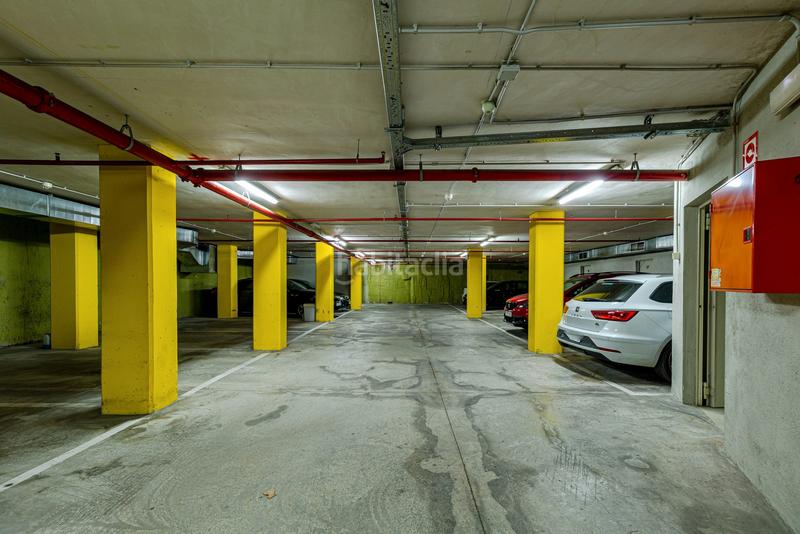 Foto fc821db2-3952-4bc4-9c69-f1e82ff9b59d. Parking voiture dans diagonal 84 dans Provençals del Poblenou Barcelona