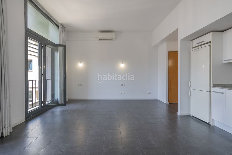 Foto a8e2c60b-5c43-471e-ad3e-87ee15209e40. Estudi a Sant Antoni Barcelona