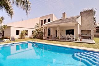 Casa  Jacint. Chalet con privacidad, carácter y vistas al montgó