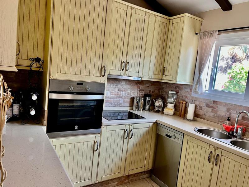 Foto b7ec84fe-204d-4a87-b00c-8cbe5e9d3fe9. Casa adossada a Parque Central Estepona