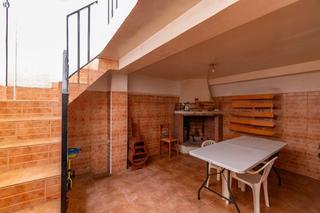 Reihenhaus  Valencia. Casa de dos plantas con terraza y patio