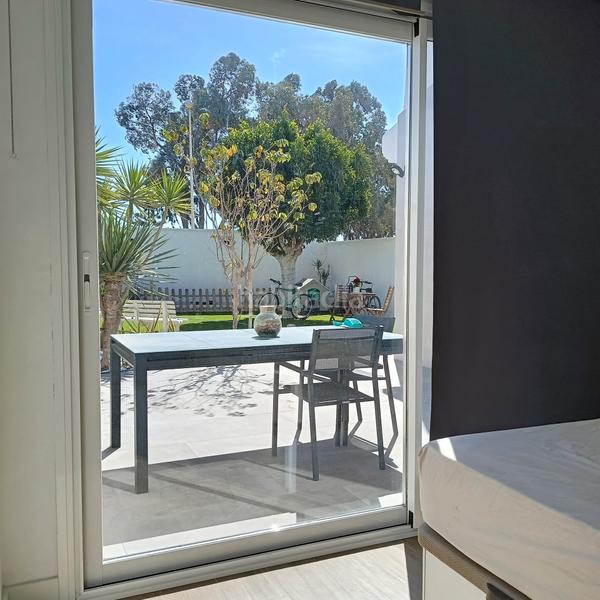 Foto 3fb9337f-1570-4928-b814-a3e5c1e68195. Chalet en calle de la guajira dos 23 chalet reformado en Retamar en Almería