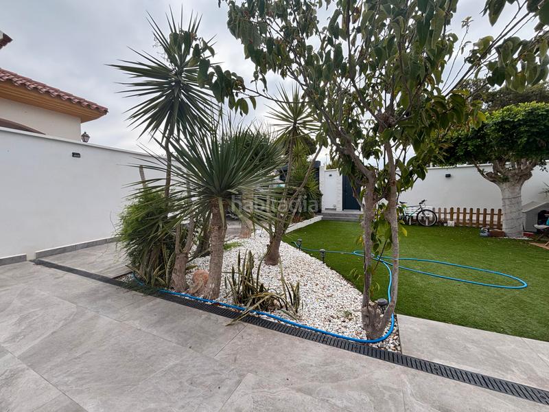 Foto 442ee346-e38b-4e60-803c-d8c81bb67b0f. Chalet en calle de la guajira dos 23 chalet reformado en Retamar en Almería