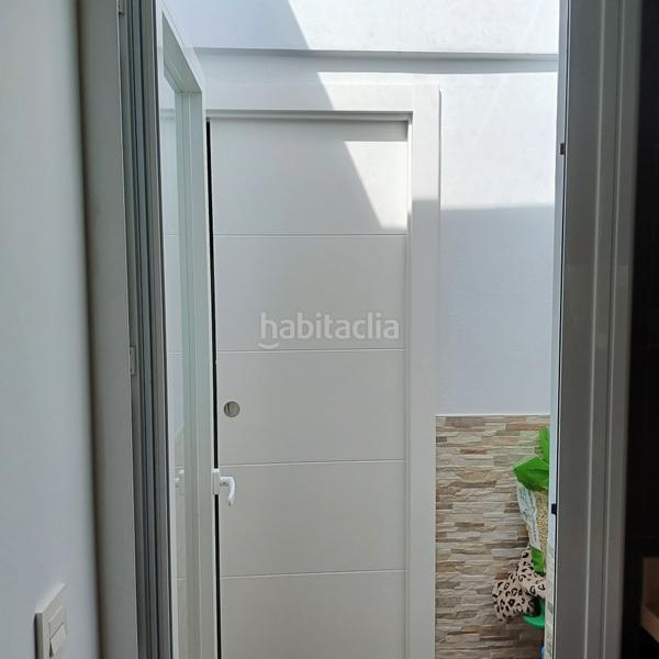 Foto 4c66b652-adad-44cb-b489-69dfbff0bd12. Chalet en calle de la guajira dos 23 chalet reformado en Retamar en Almería