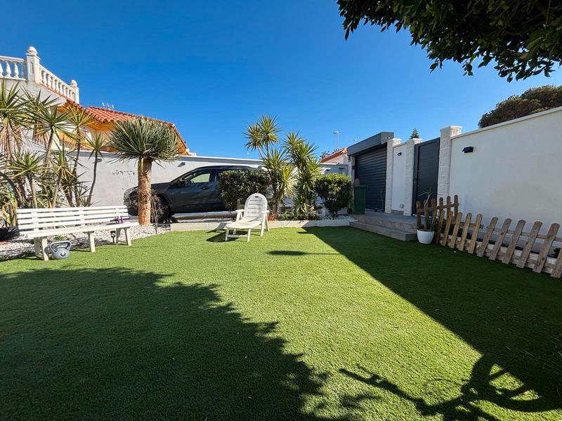 Foto 7e77946e-ef57-4911-ad18-d689d583240e. Chalet en calle de la guajira dos 23 chalet reformado en Retamar en Almería