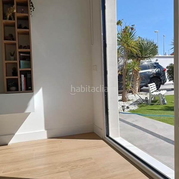 Foto bf0ec625-1b8c-4fbf-85cf-e1db269bf231. Chalet en calle de la guajira dos 23 chalet reformado en Retamar en Almería