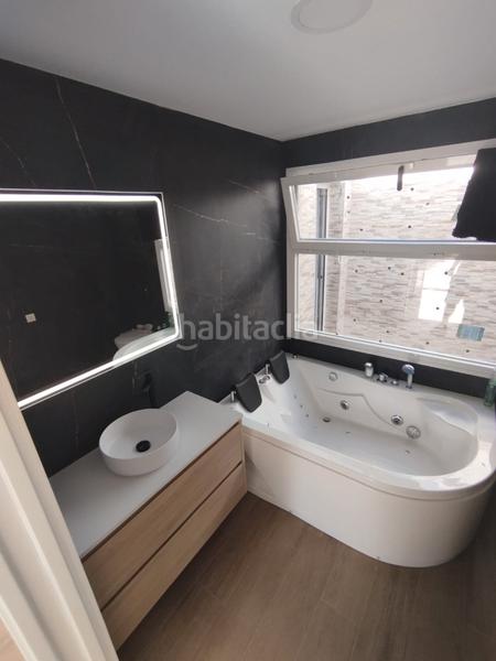 Foto cb4731ba-a342-4bf1-808e-a8c2ab8536e0. Chalet en calle de la guajira dos 23 chalet reformado en Retamar en Almería