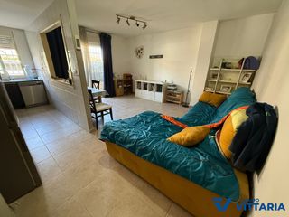 Flat  Calle tenis. Bajo exterior en garrucha a un paso del mar (((últimos días a la