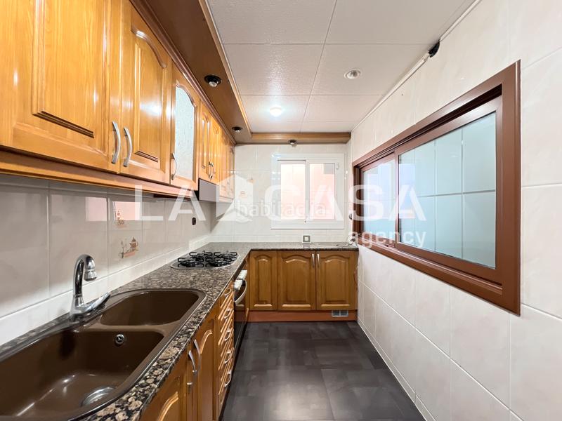 Foto e4166fff-736e-4961-95c8-a89d4998193a. Piso  en venta en calle de pi i gibert en Llefià Badalona