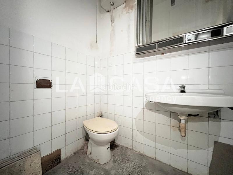 Foto 2890b211-ee1a-447c-9e57-10b2df2448fc. Local comercial a La Salut Badalona