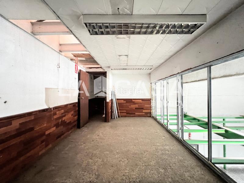 Foto 435becab-320e-4248-8c24-f594456e8c77. Local comercial a Llefià Badalona