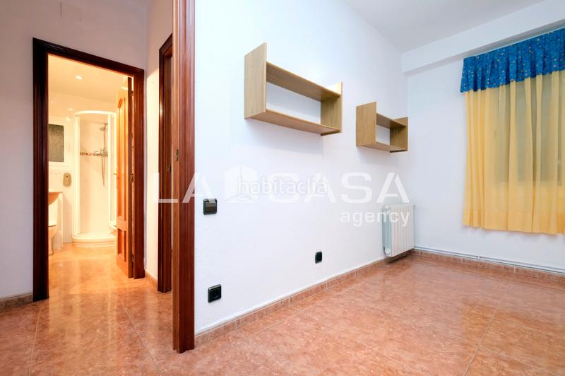 Foto 1882bc3e-843b-460a-b4c5-ed5af498cea3. Piso  en venta en calle de sant iscle en Turó de la Peira Barcelona