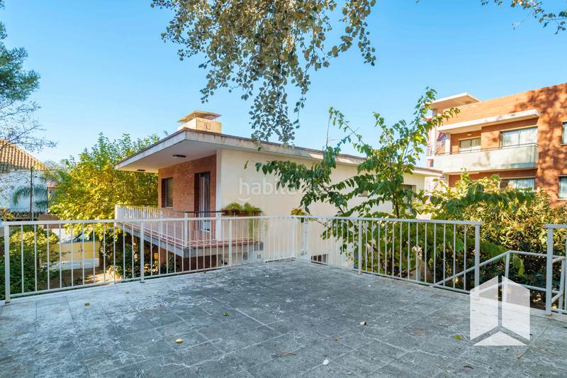 Foto d52af079-c1a9-435d-a1a9-93fb8bfa11a6. House with parking in Lluminetes Castelldefels